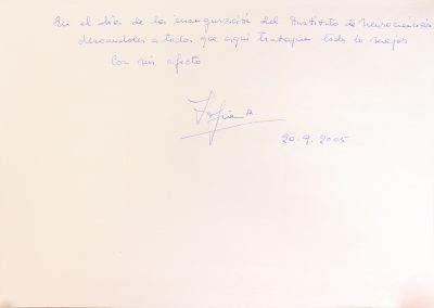 Firma de la Reina Sofía en el Libro de Oro del Instituto de Neurociencias. 2005