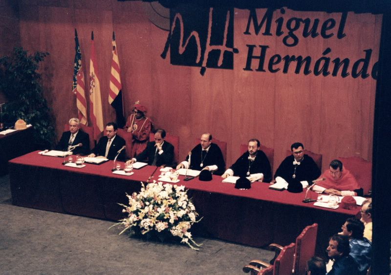 Imatge de la mesa presidencial del Solemne Acte d'Apertura del Curs Acadèmico 1998-99 