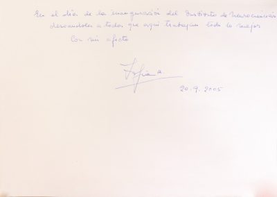 Signatura de la Reina Sofia en el Llibre d'Or de l'Institut de Neurociències. 2005